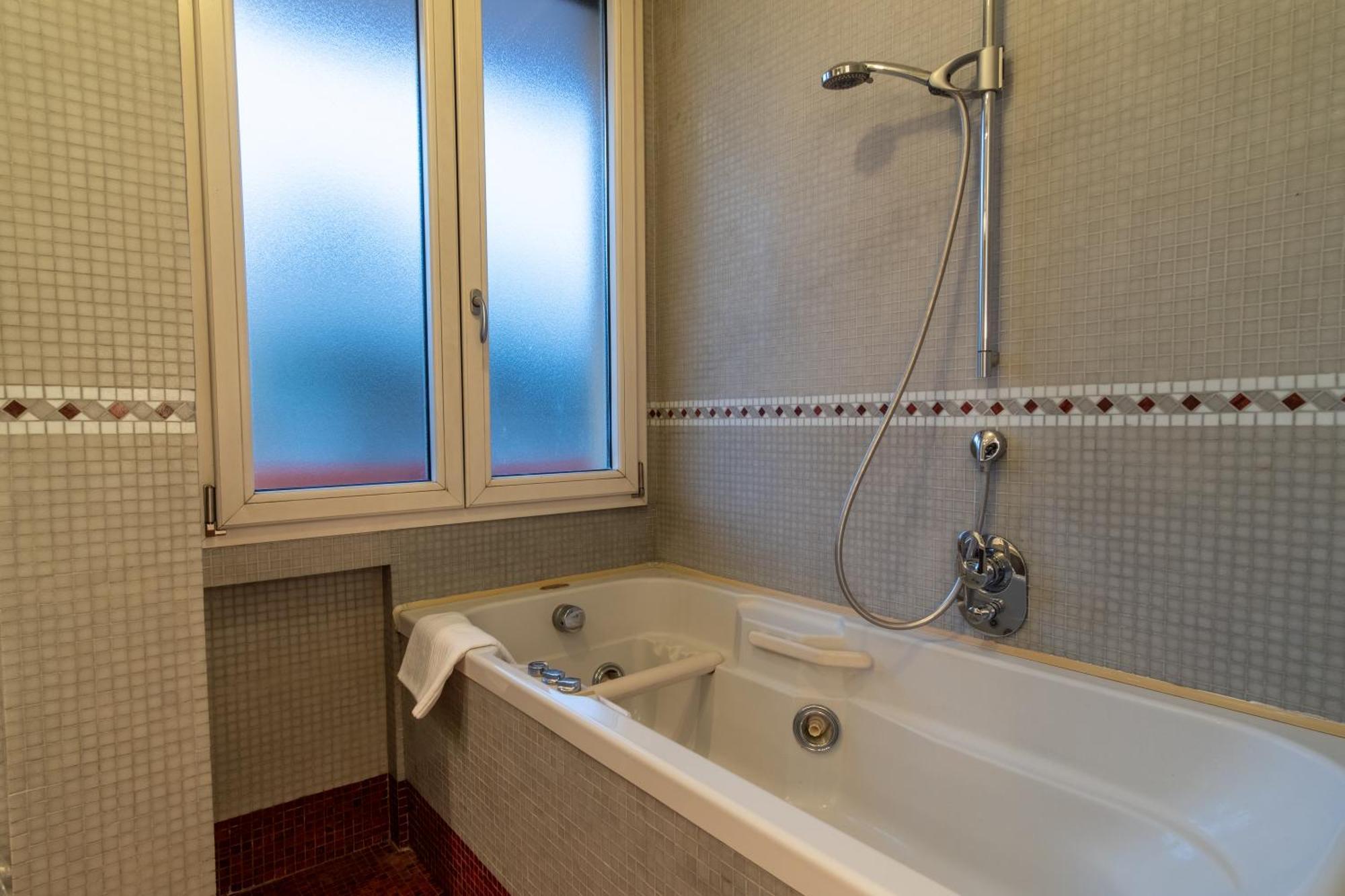 Attic With Terrace And Jacuzzi - Luxury Lejlighed Rom